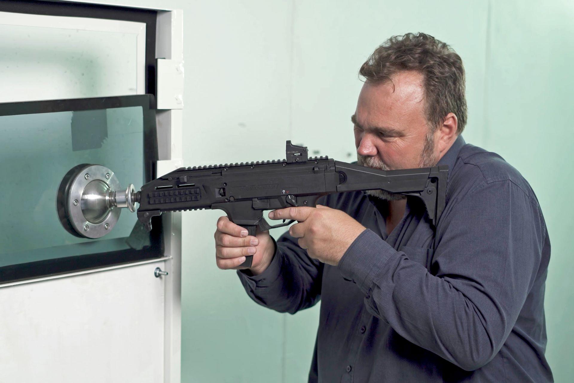 Sviintroducesgimbalgunportforarmouredvehicles 4