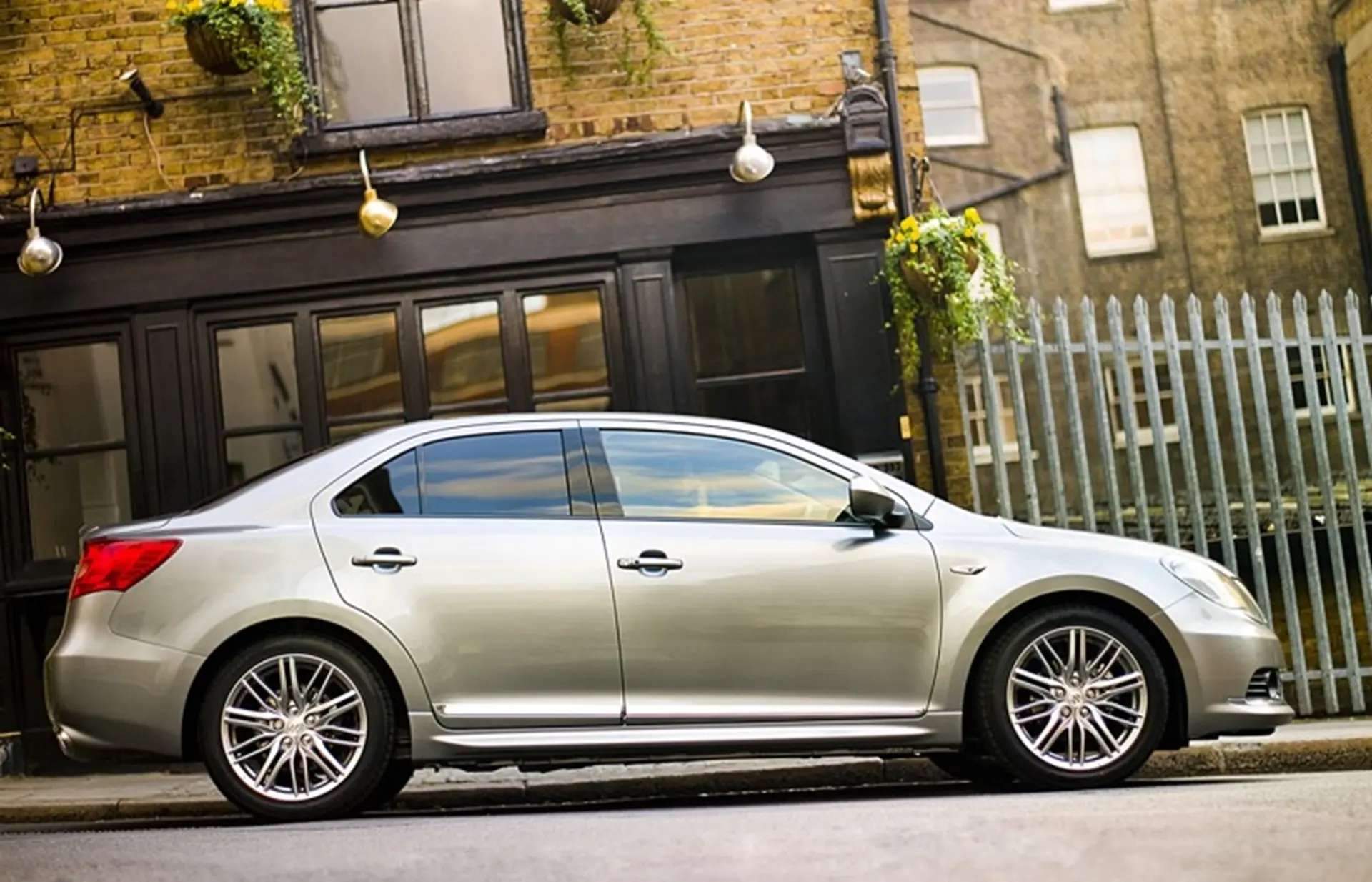 Suzuki Kizashi: The new dynamic mid-sized saloon from SUZUKI