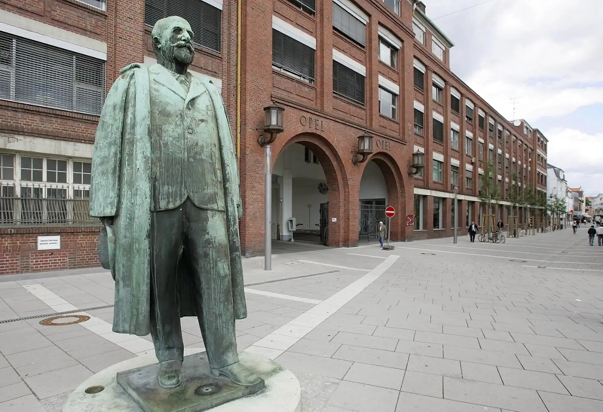 Adam Opel statue
