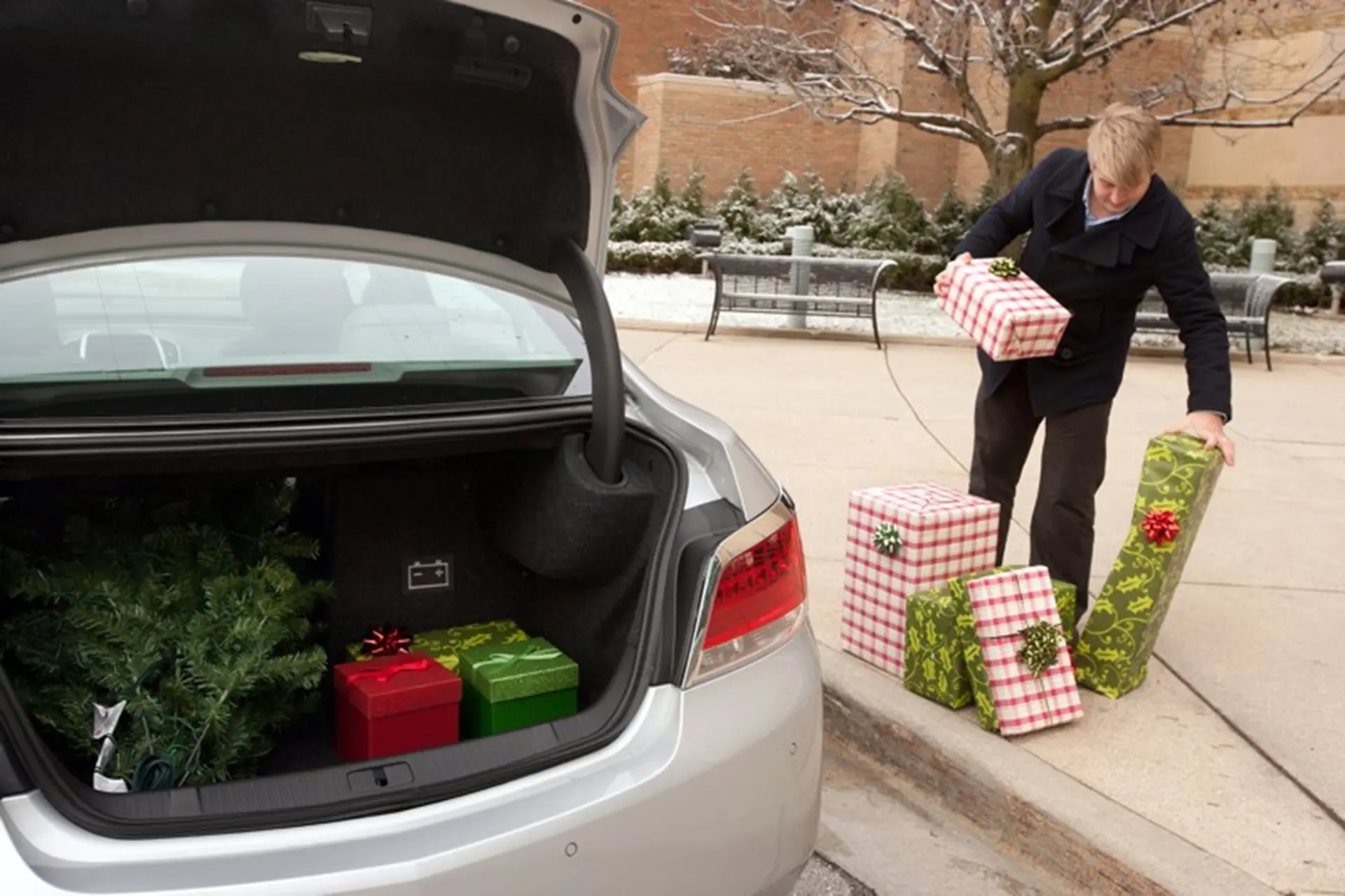 Buick-La-Crossee-Assist-Trunk-Space-2011