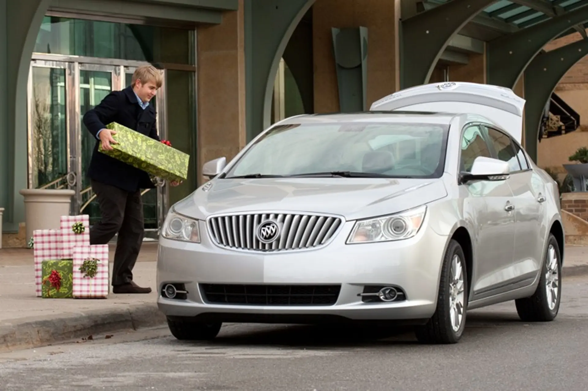 Buick-La-Crossee-Assist-Trunk-Space