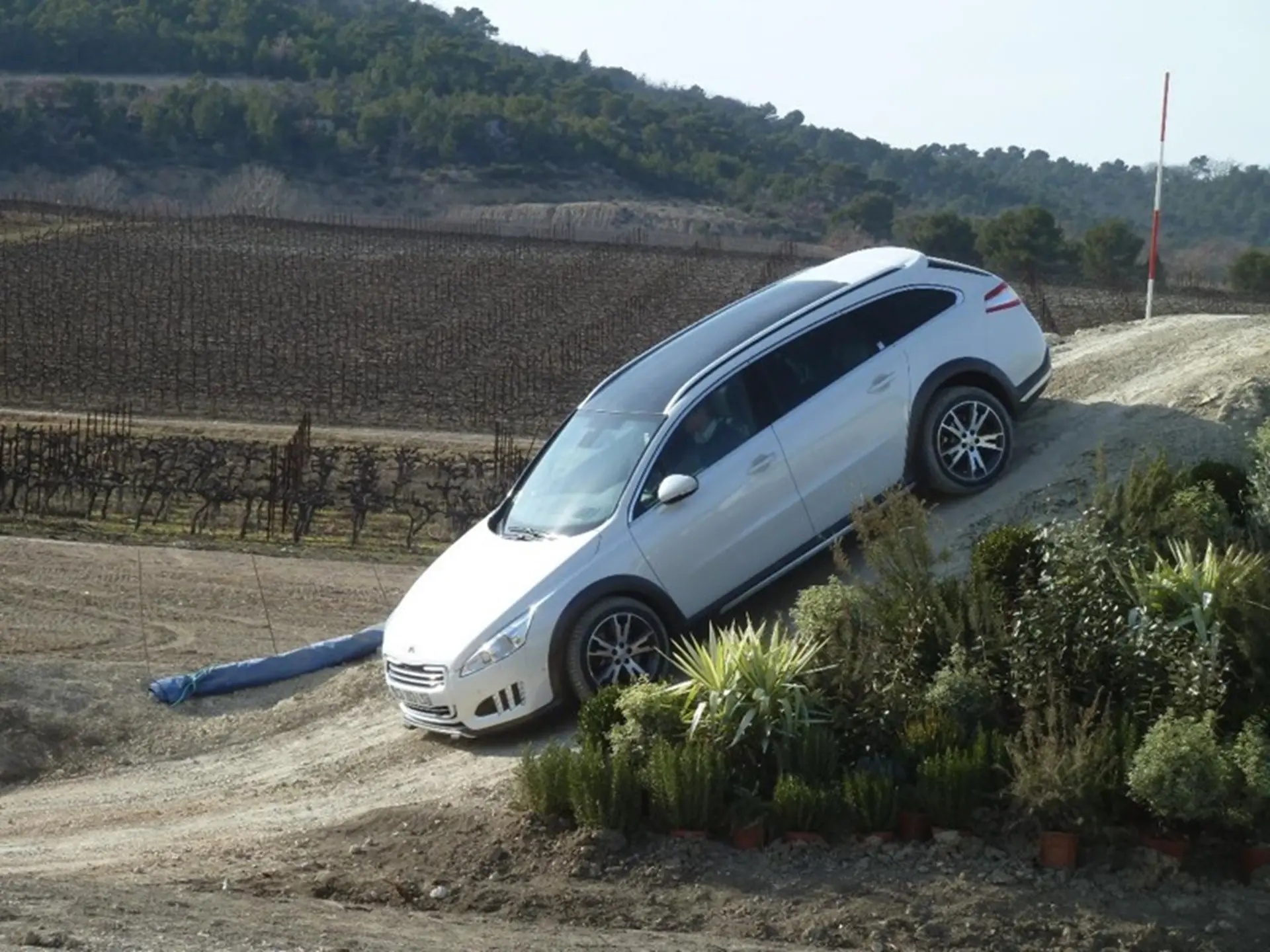Peugeot 508 RXH Descends Hill