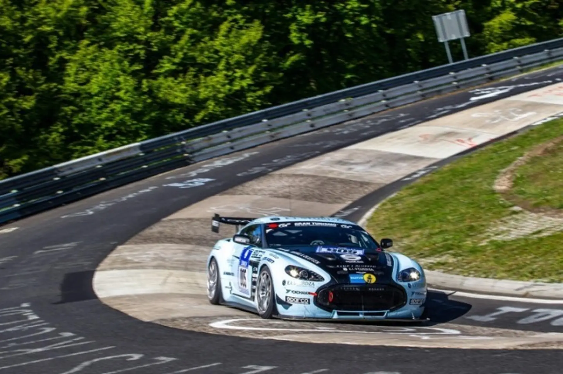 Nurburgring_24_Hours_Aston_Martin