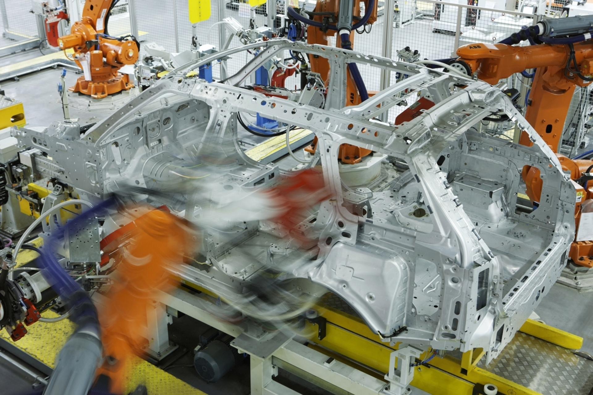 JAGUAR LAND ROVER INVESTS £370 MILLION IN NEW RANGE ROVER