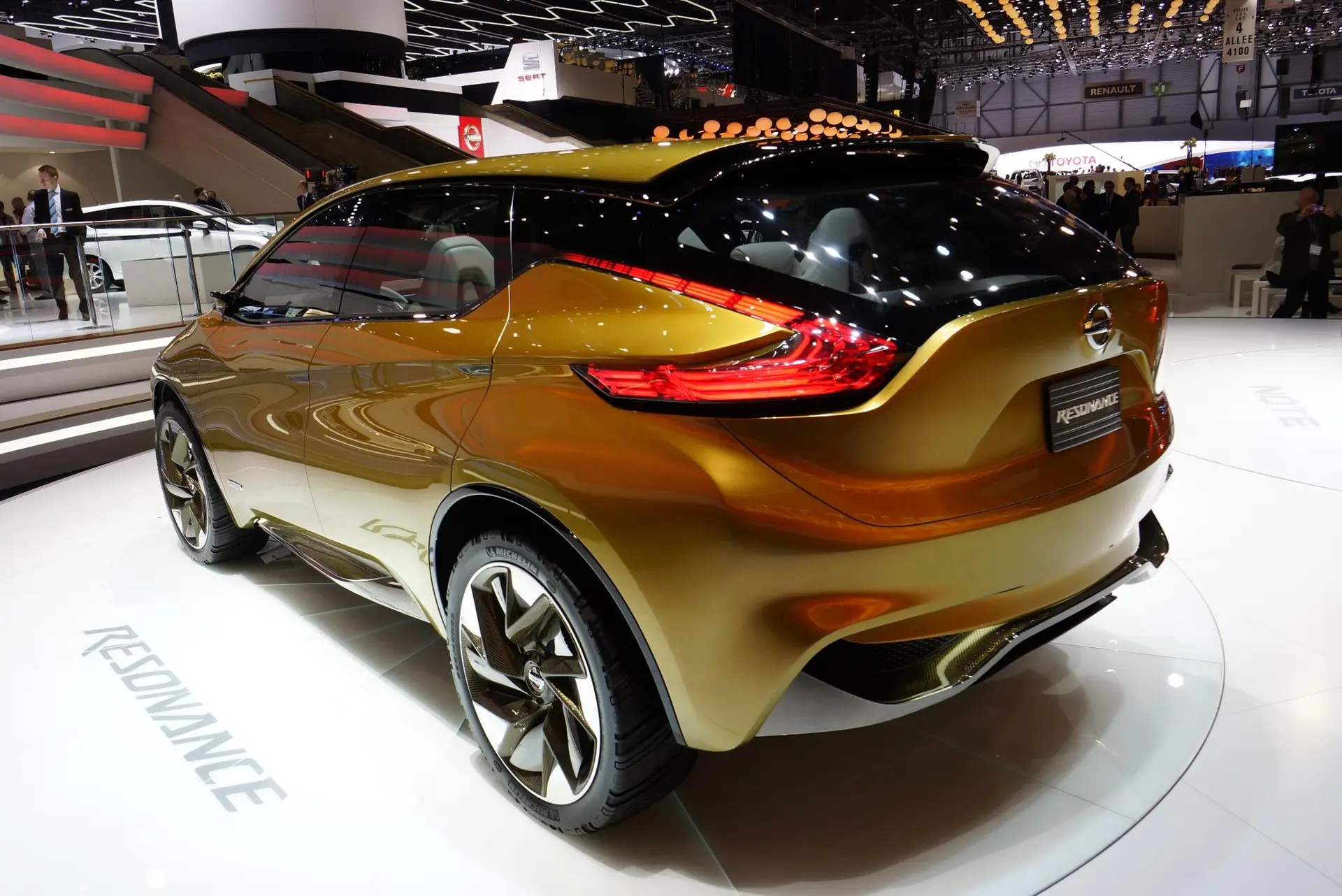 Nissan resonance