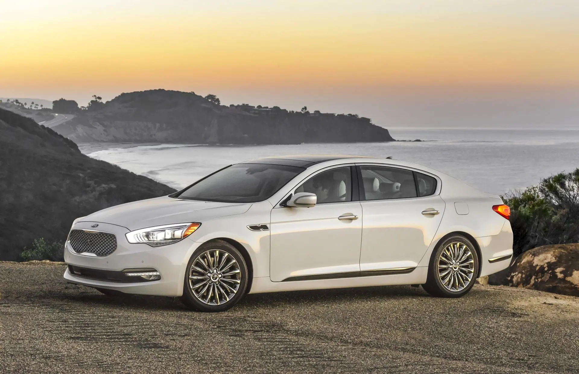 KIA-K900