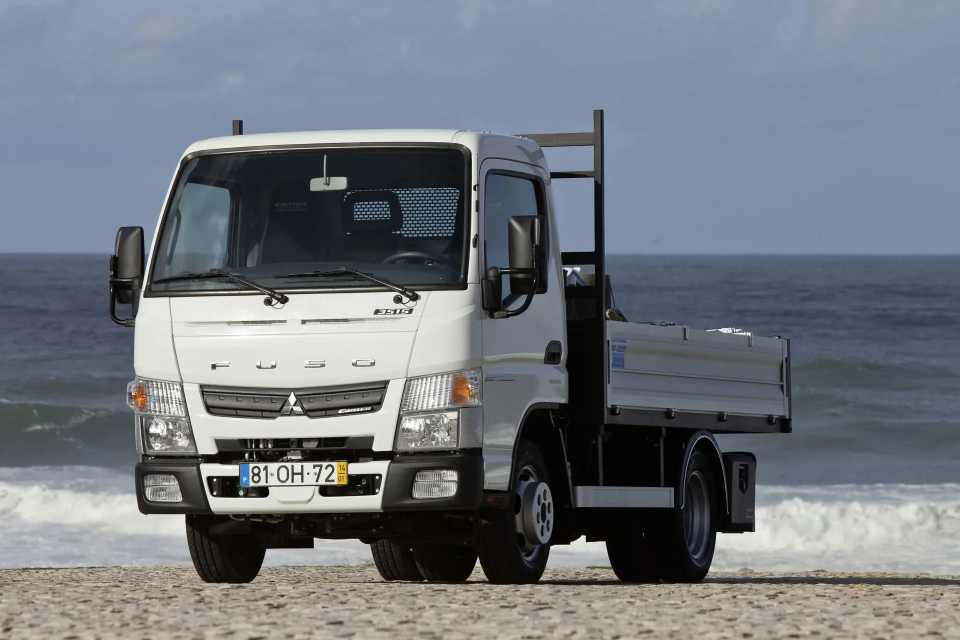 Fuso_Canter_2014