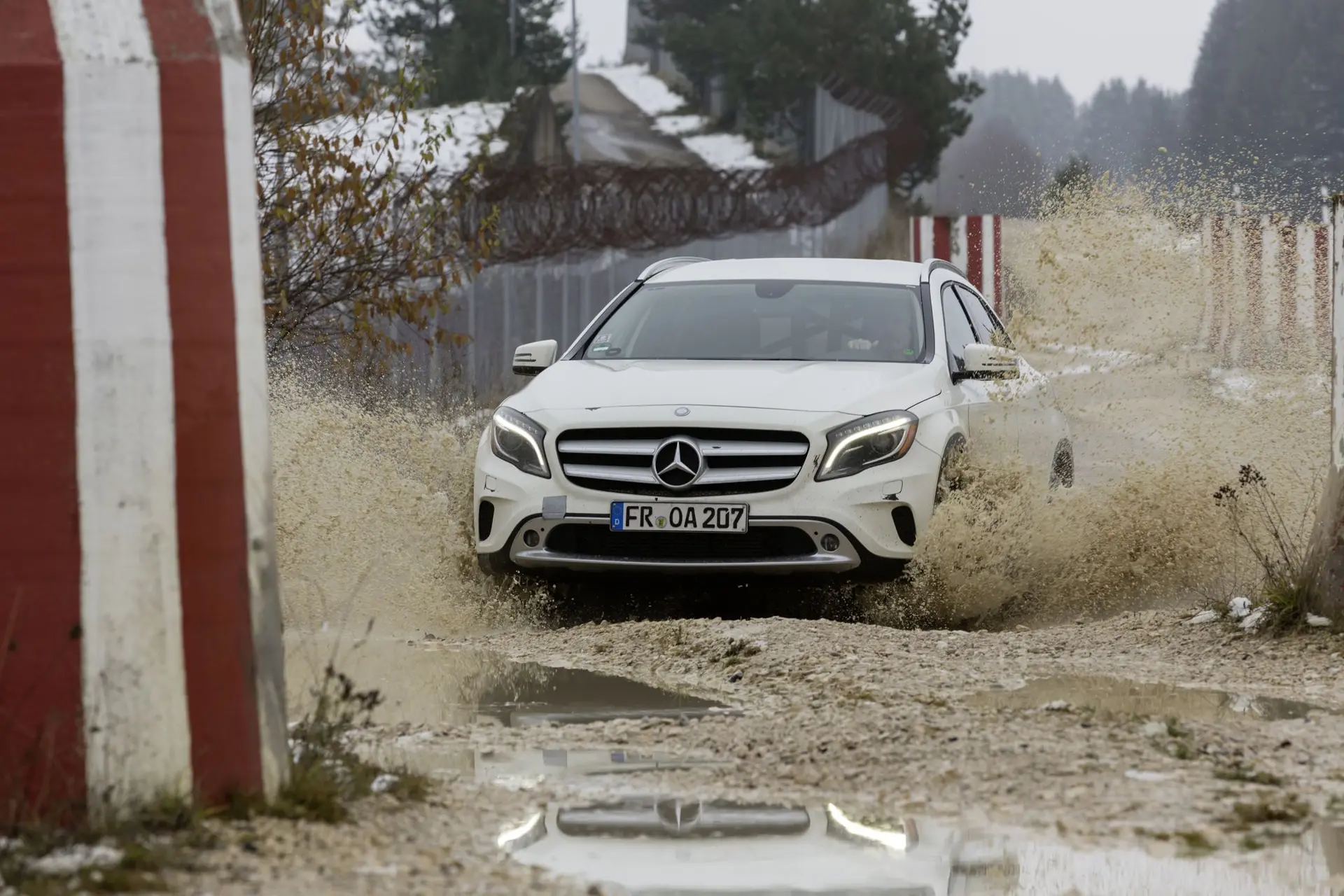 Mercedes_Benz_GLA_SUV_Off_Road