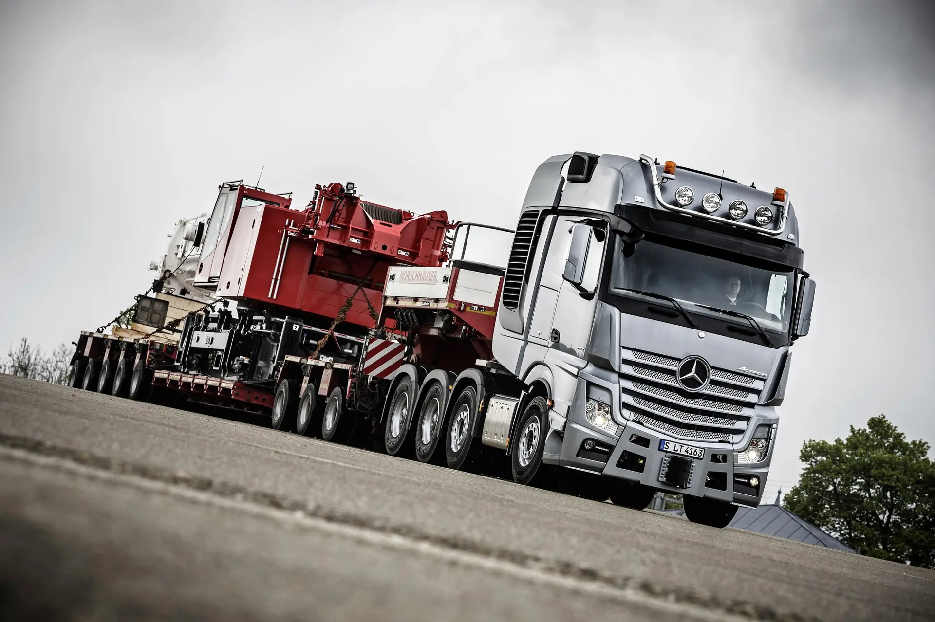 Mercedes-Heavy-Duty-Truck