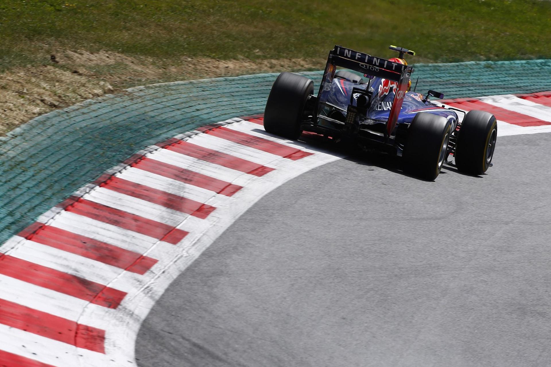 Infiniti Formula One Racing Car have a tough day