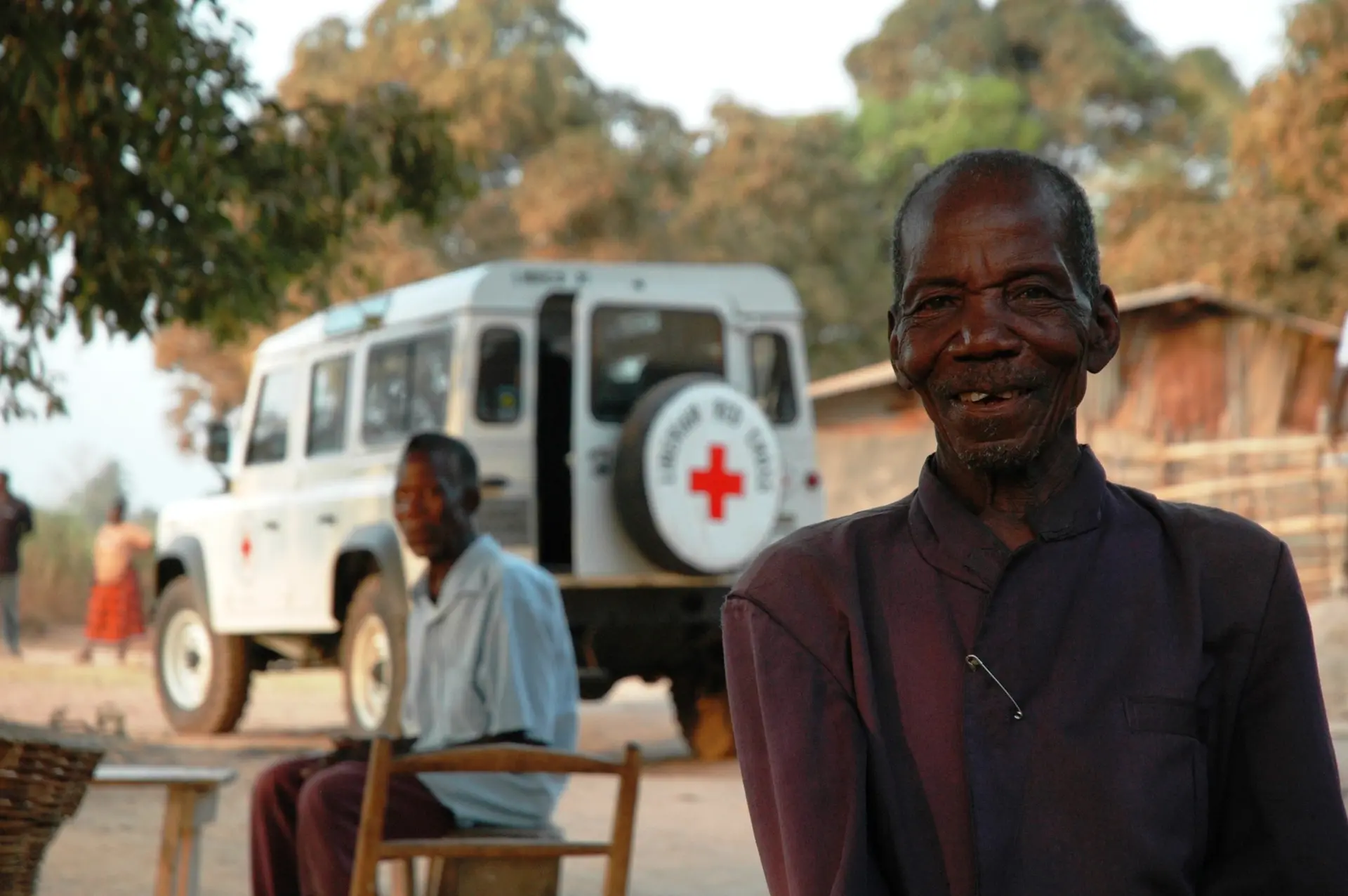 Land-Rover-Red_Cross