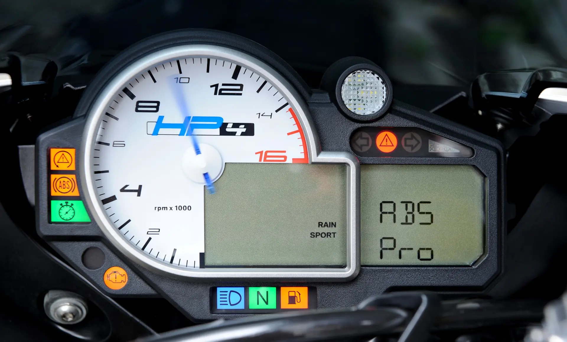 BMW_Motorcycles_cornering_ABS