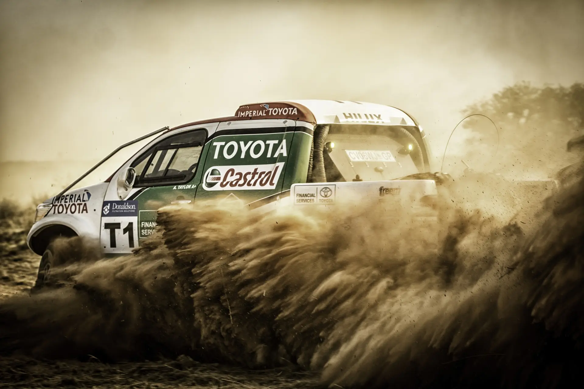 Toyota-Hilux-Racing