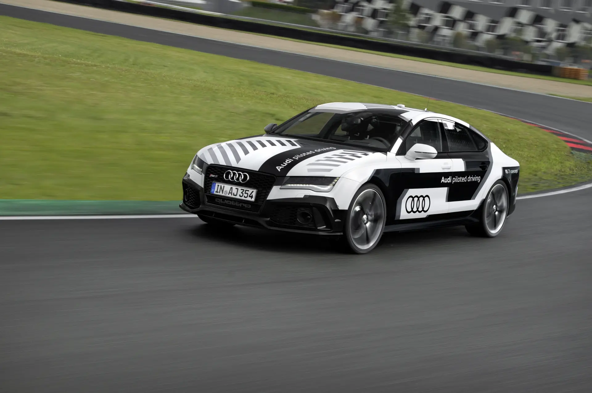Audi-RS7-Driving