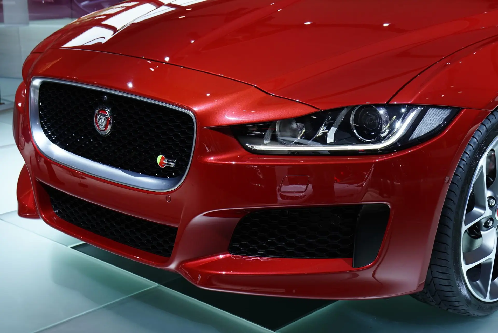 Jaguar-XE-Paris-Motor-Show-02