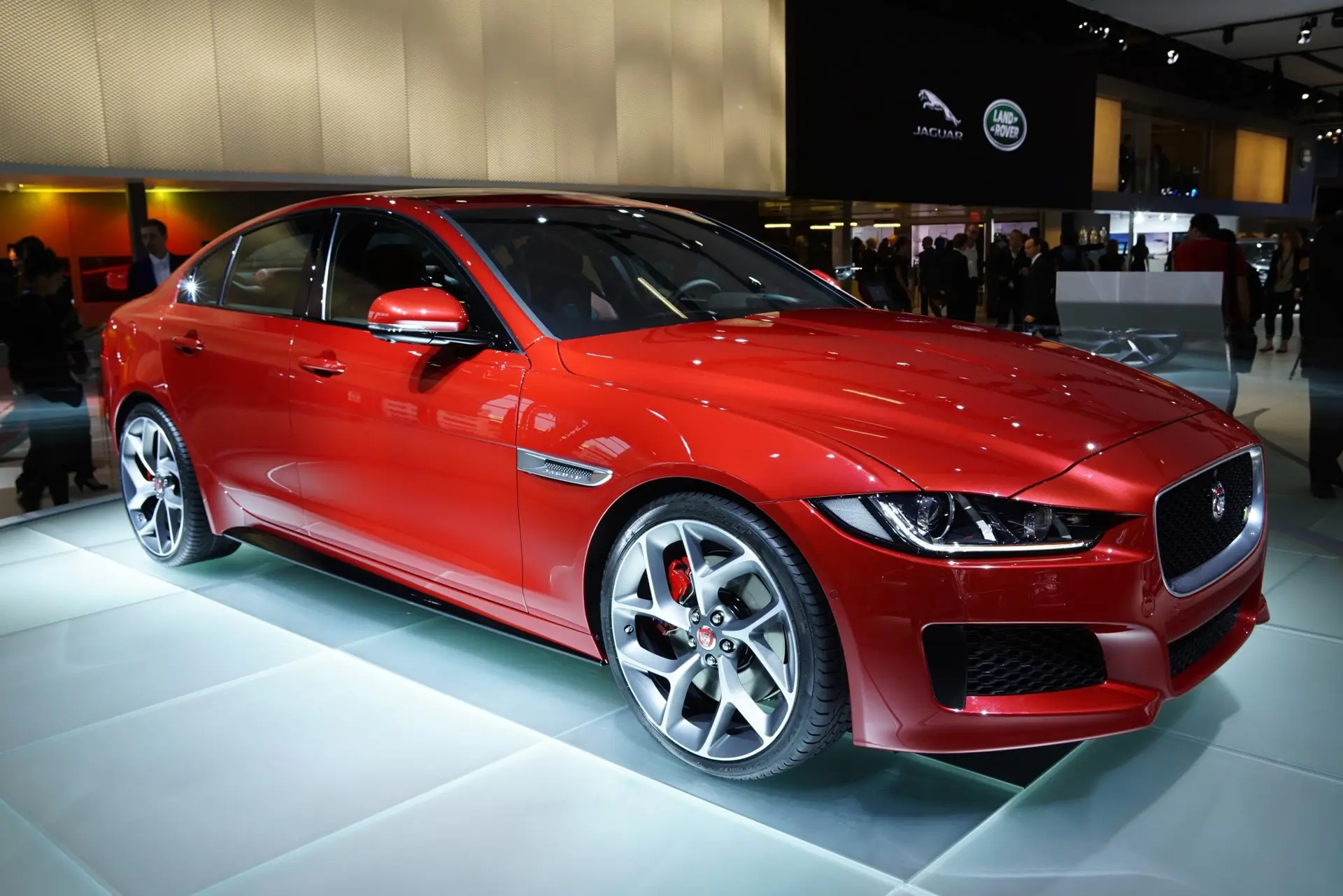 Jaguar-XE-Paris-Motor-Show-04