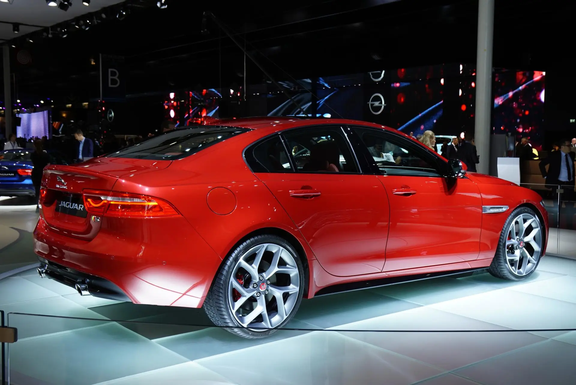 Jaguar-XE-Paris-Motor-Show-06