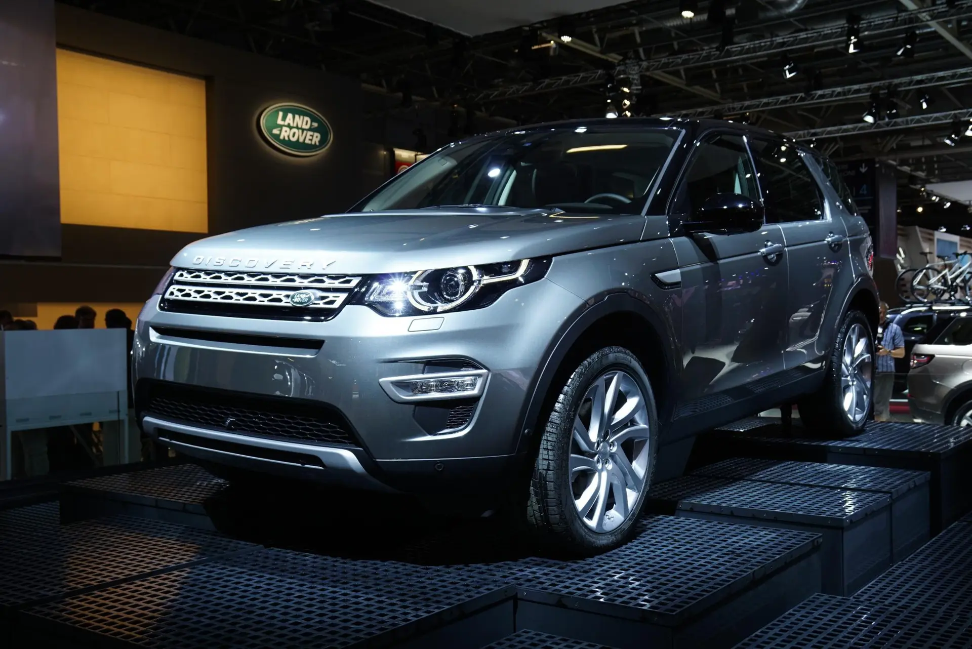 Land-Rover-Discovery-Sport-Paris-Motor-Show-01