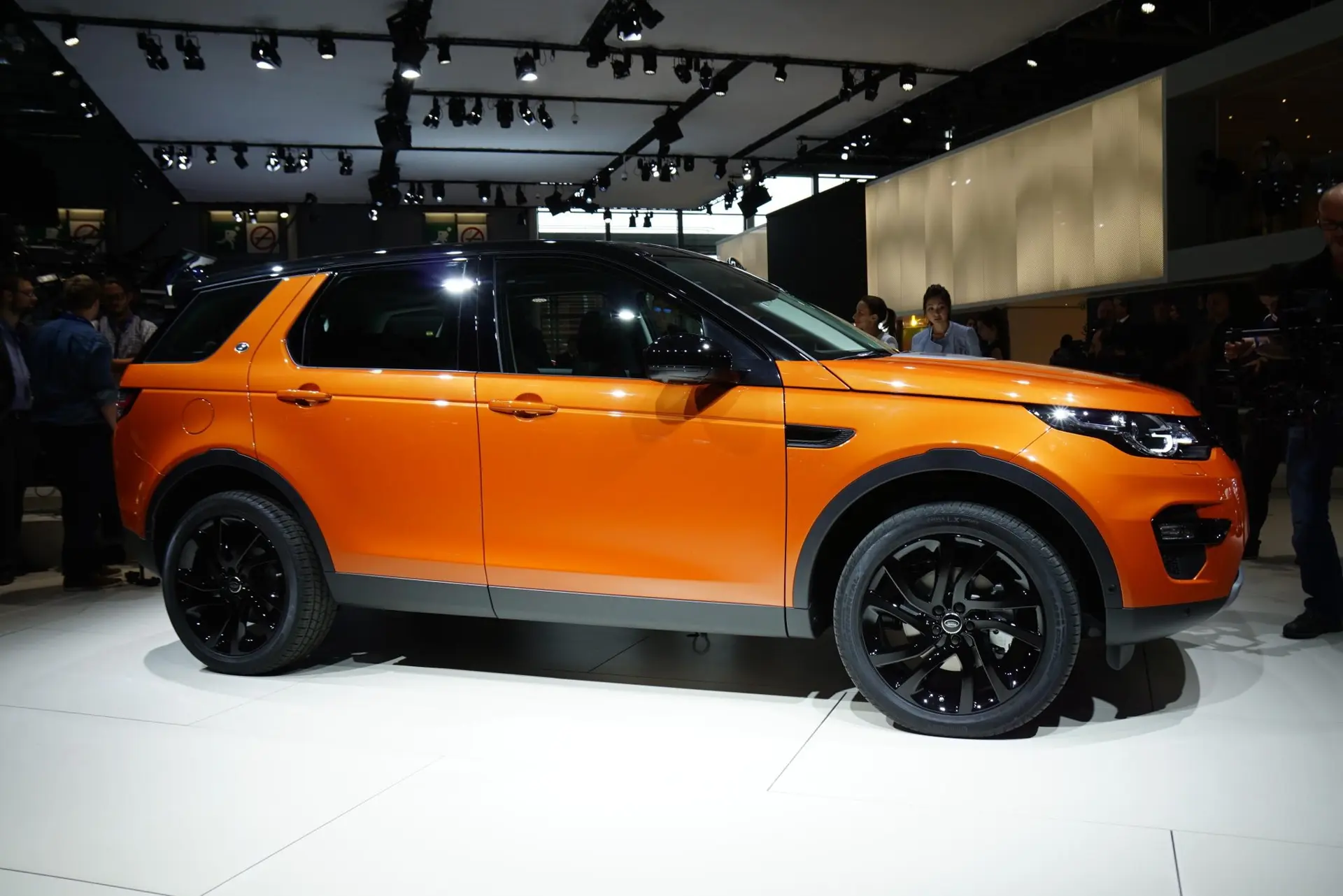 Land-Rover-Discovery-Sport-Paris-Motor-Show