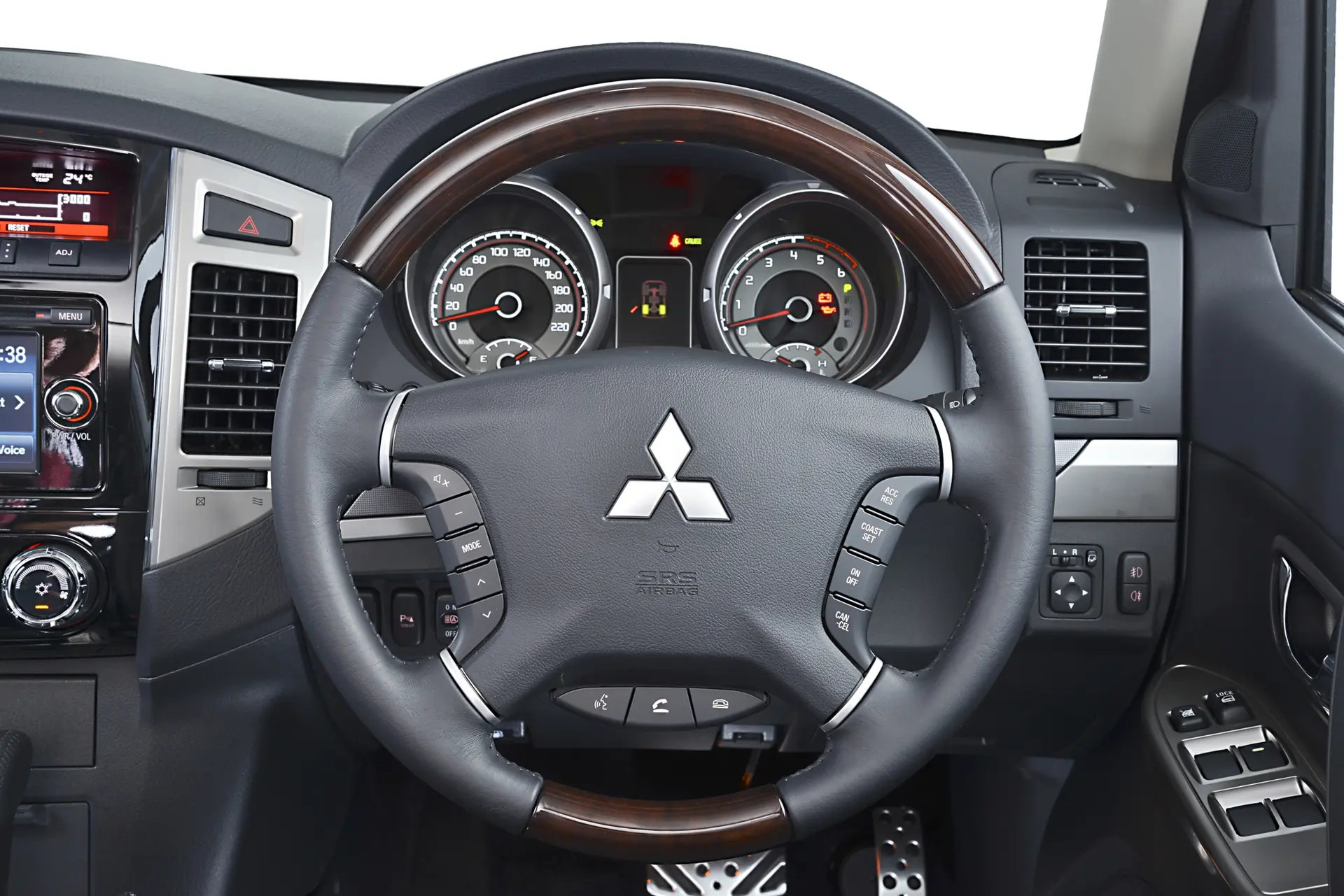 Mitsubishi-Pajero-Interior-2015