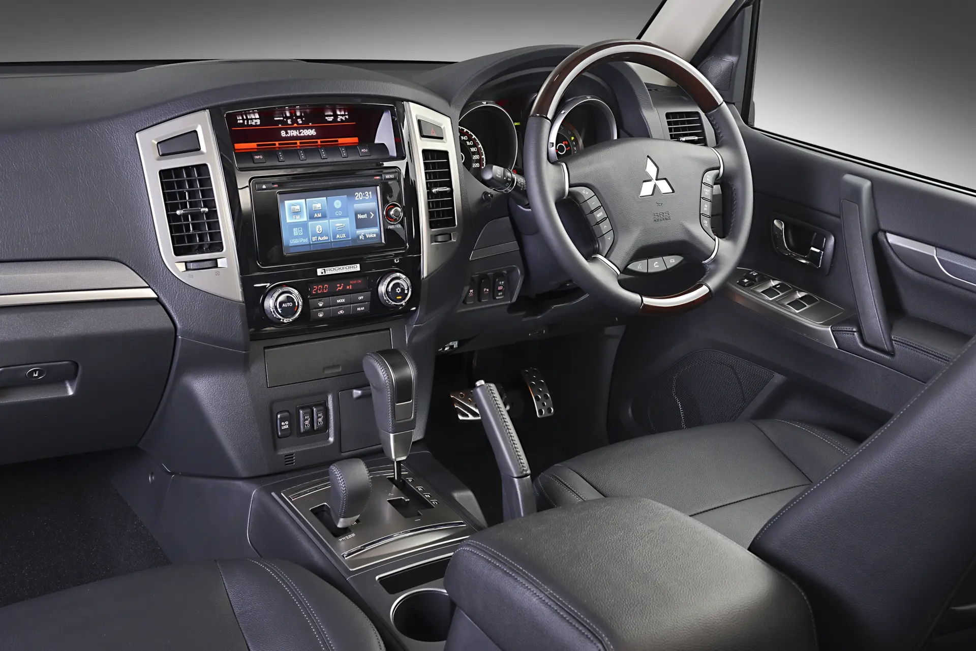 Mitsubishi-Pajero-Interior