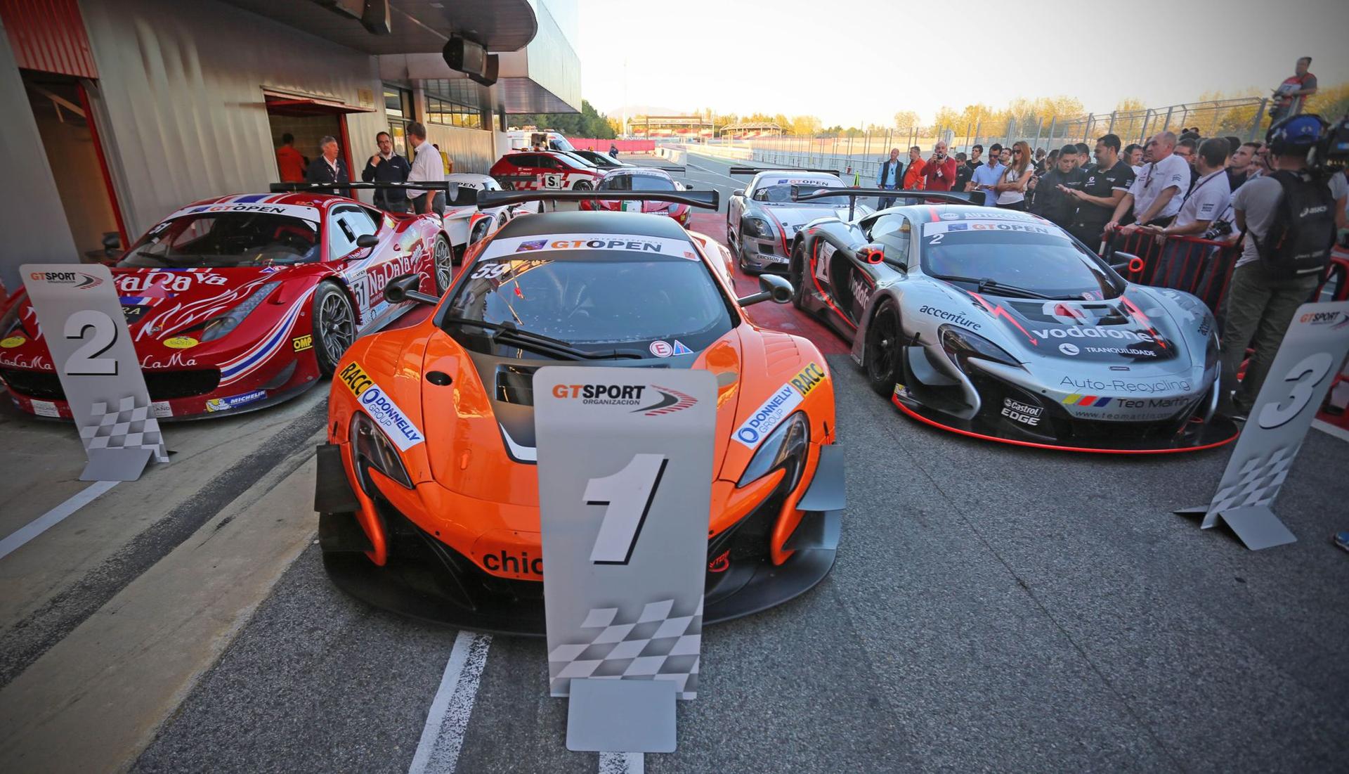 McLAREN GT FACTORY DRIVER ROB BELL HELPS SECURE VICTORY IN THE HEAT OF SEPANG