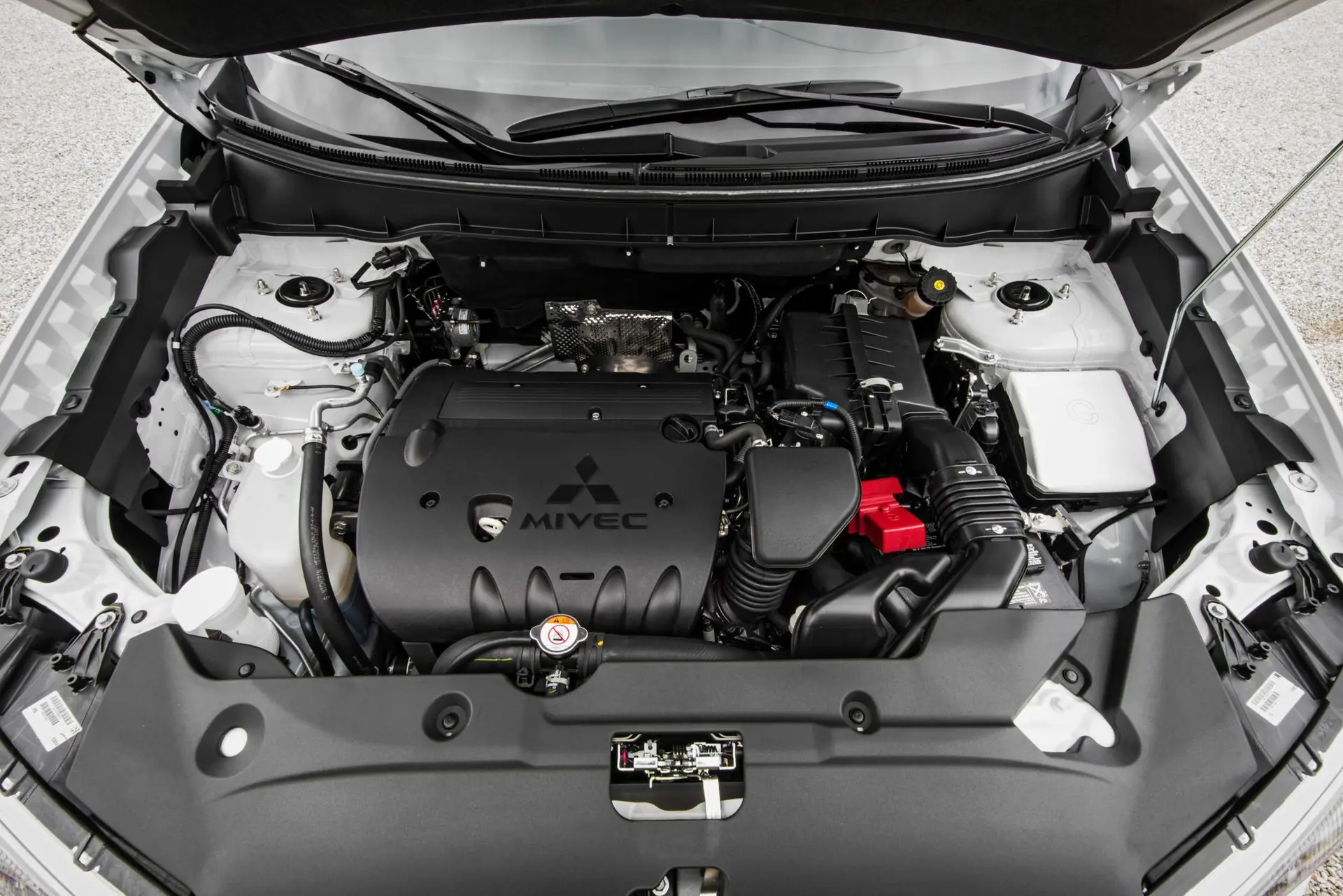 Mitsubishi-Outlander-engine
