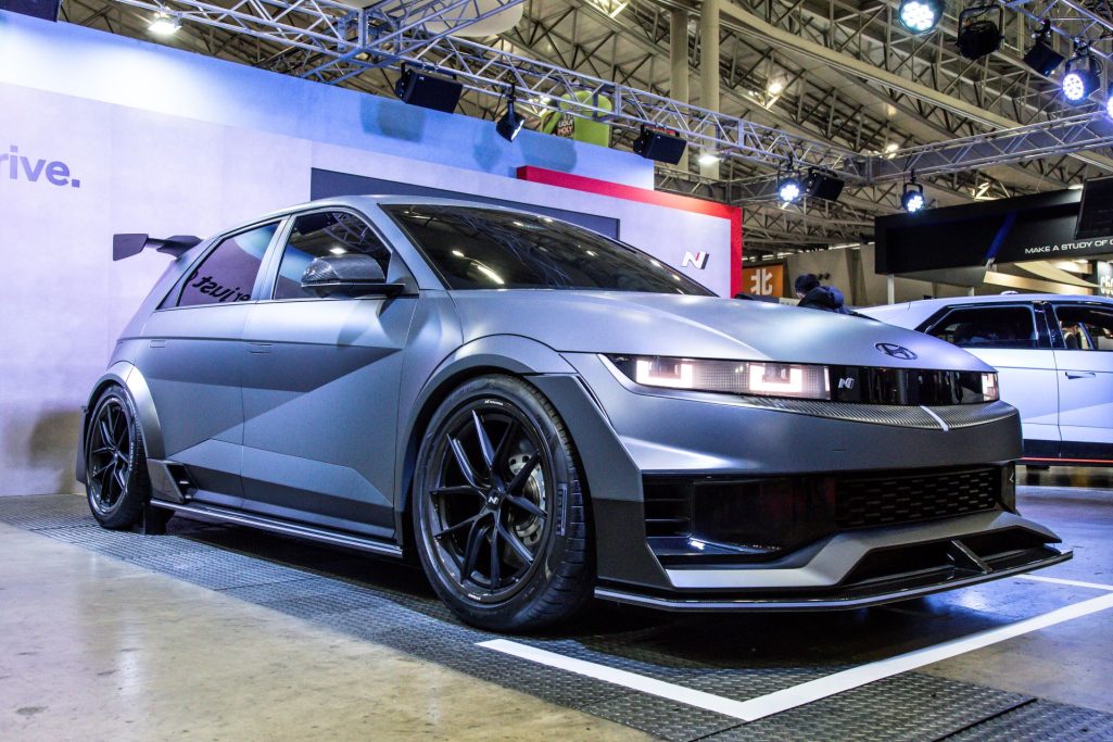 Dymag hankuk carbon and hyundai showcase all new lightweight carbon hybrid wheel on ioniq 5 n npx1 concept