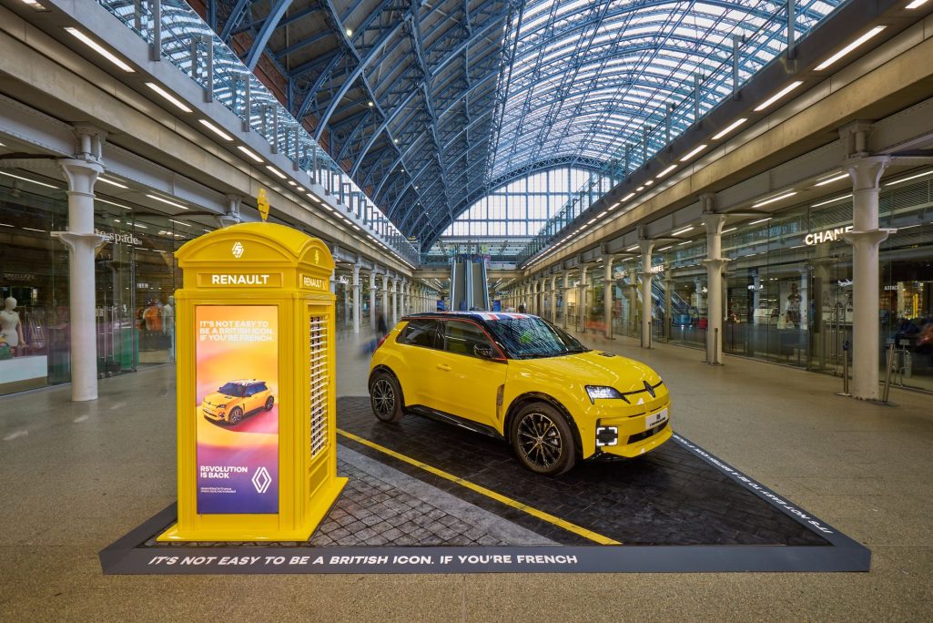 Renault 5 E Tech 100 Electric Lights Up St Pancras With A Parisian Twist