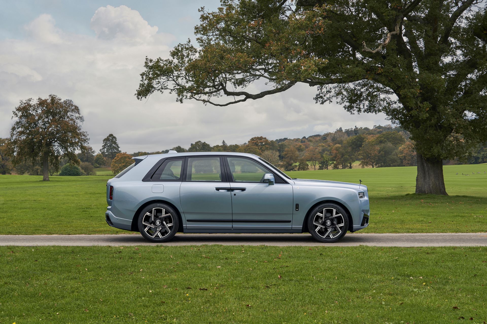 Blooming Brilliance Rolls Royce Unveils The One Of One Black Badge Cullinan Daisy