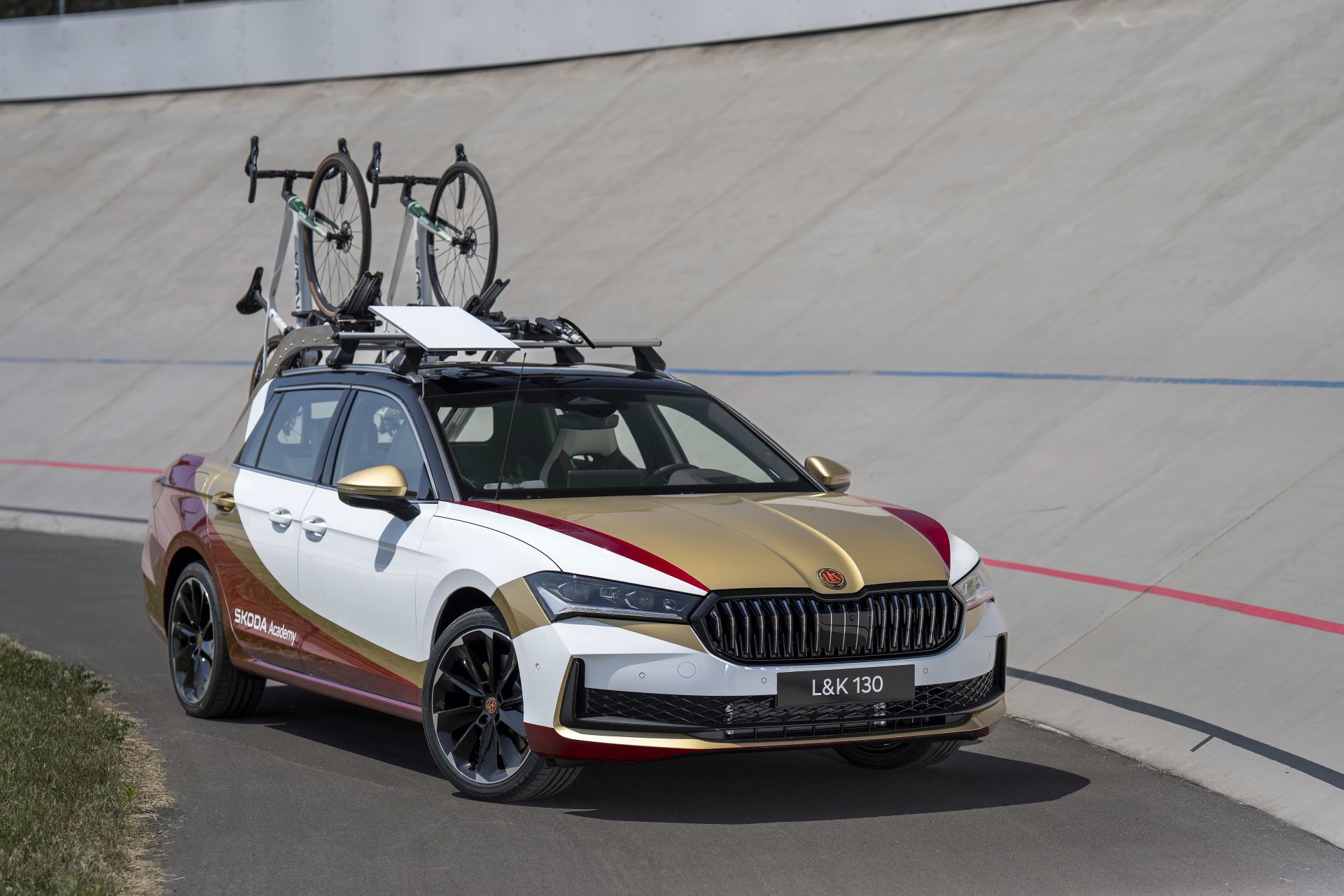Engineering A Legacy Skoda Academy Students Transform A Superb Estate Into The L K 130 Cycling Support Car